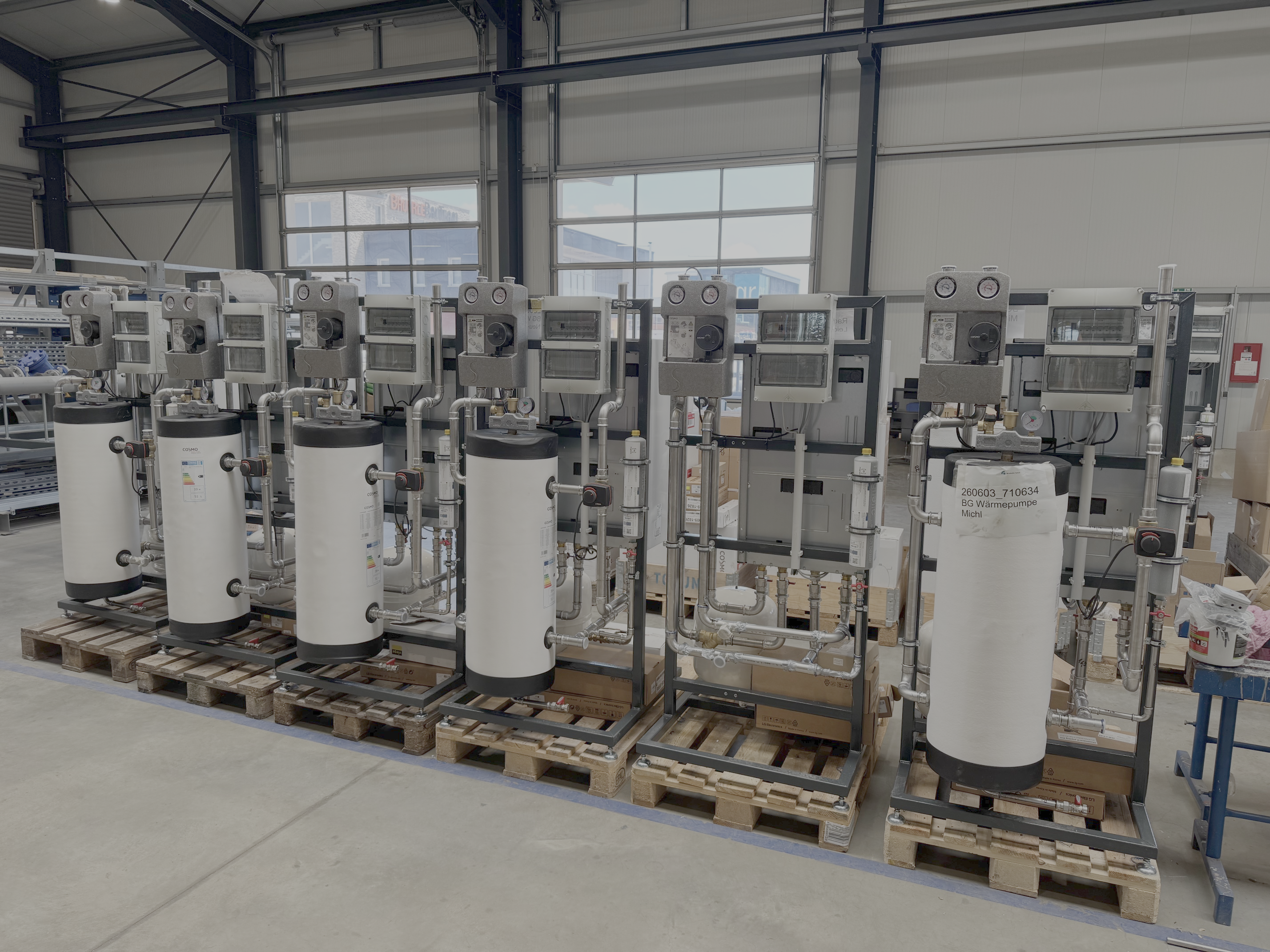 Vorgefertigte Wärmepumpenmodule im Windmüller-Lager